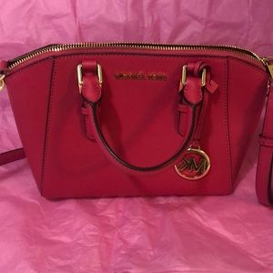 Michael Kors pocket book